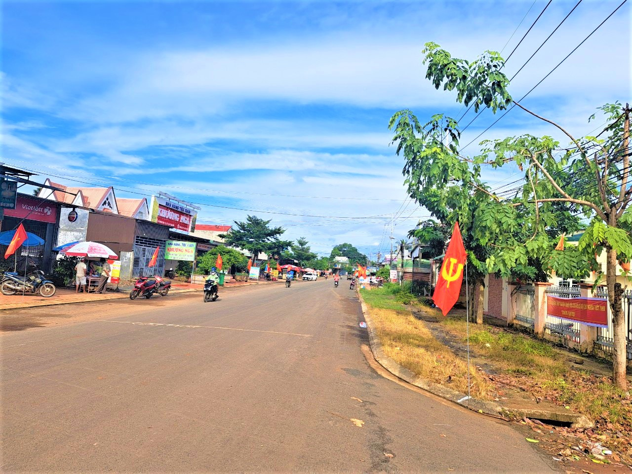 Đường giao thông ở huyện Cư Jút được mở rộng nhờ phong trào dân hiến đất làm đường Đường giao thông ở huyện Cư Jút được mở rộng nhờ phong trào dân hiến đất làm đường