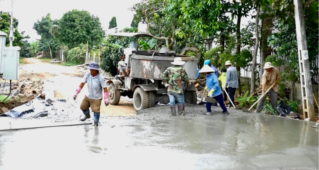 Người dân chung tay thực hiện phong trào hiến đất làm đường Người dân chung tay thực hiện phong trào hiến đất làm đường