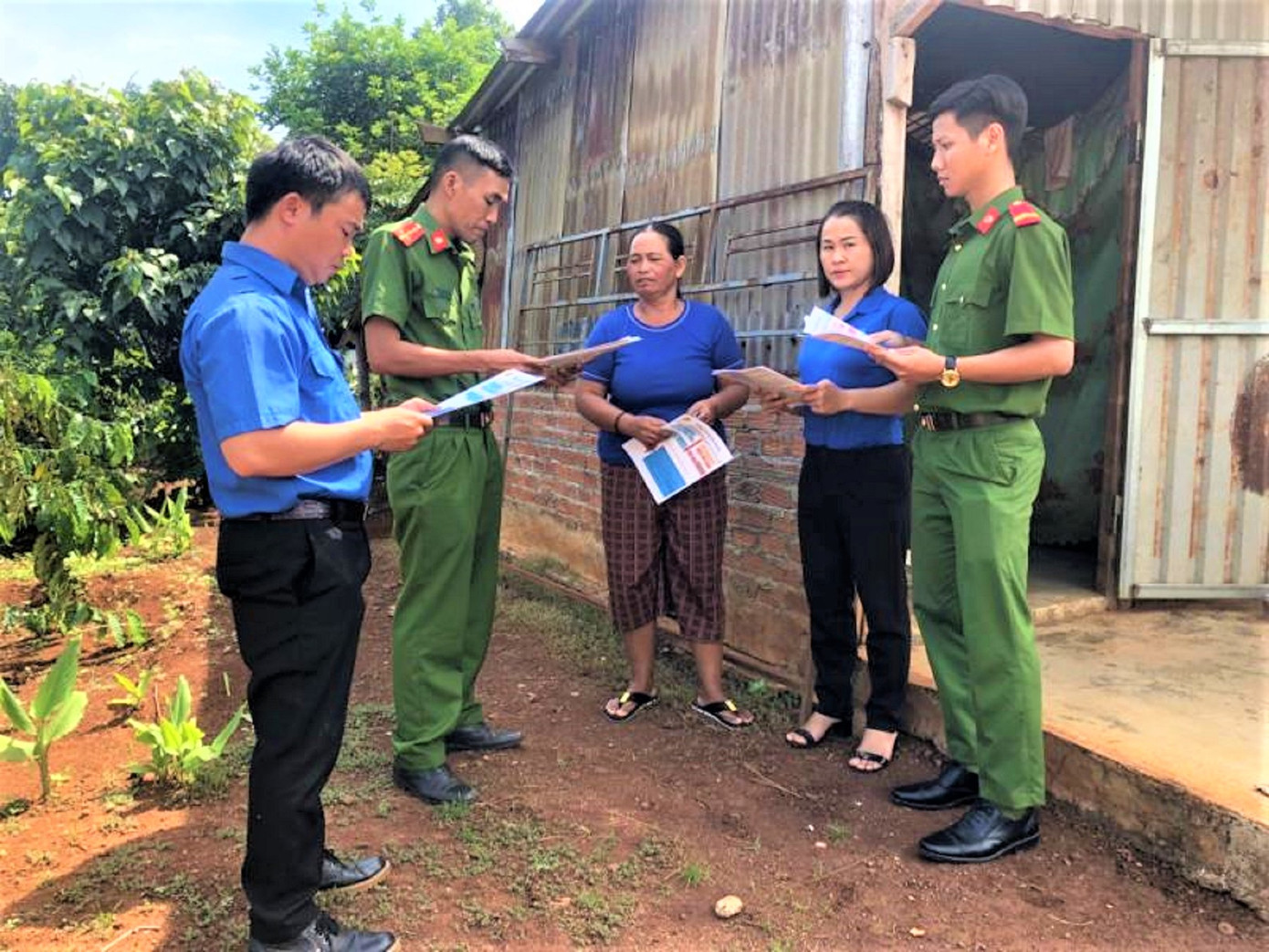 Lực lượng công an cơ sở tuyên truyền phương thức, thủ đoạn “tín dụng đen” Lực lượng công an cơ sở tuyên truyền phương thức, thủ đoạn “tín dụng đen”