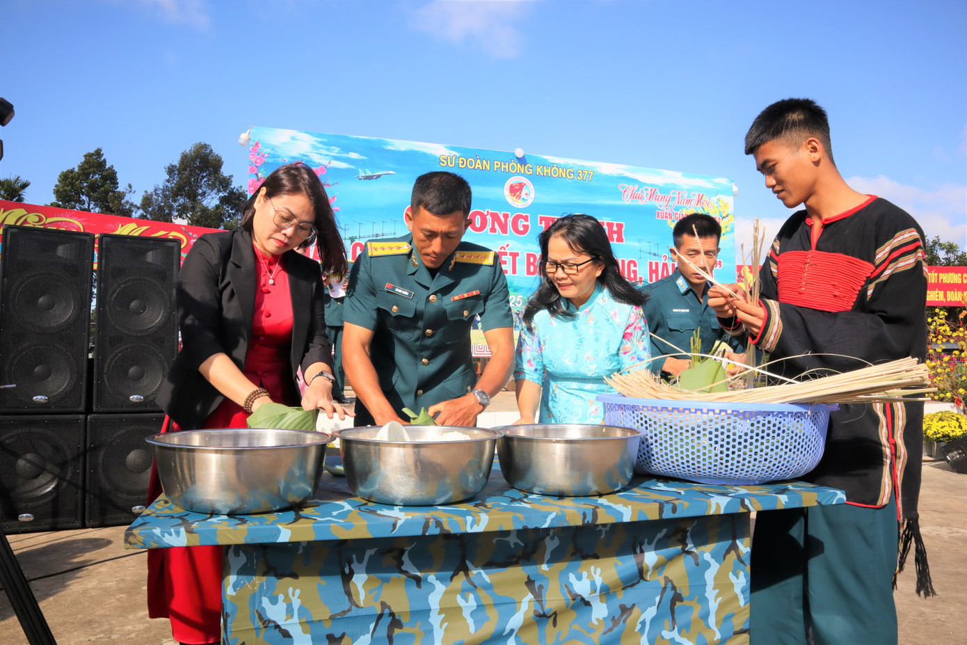 Đội thi tham gia gói bánh chưng Đội thi tham gia gói bánh chưng