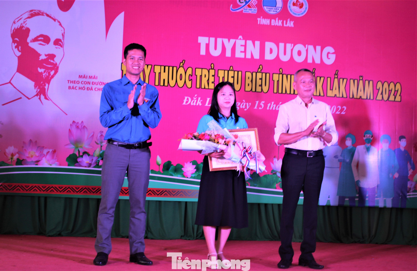 Bác sĩ Trang được nhận Bằng Khen của Trung ương Hội Liên hiệp Thanh niên Việt Nam Bác sĩ Trang được nhận Bằng Khen của Trung ương Hội Liên hiệp Thanh niên Việt Nam