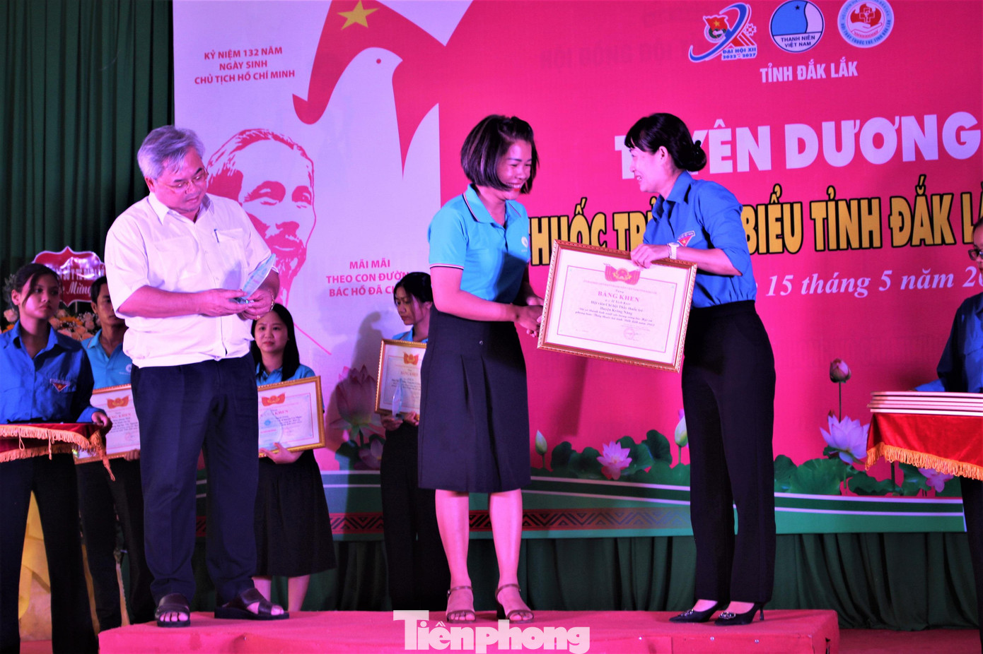 Đại diện Tỉnh Đoàn Đắk Lắk, Hội Thầy thuốc trẻ tỉnh tặng Bằng khen cho các y bác sĩ tiêu biểu Đại diện Tỉnh Đoàn Đắk Lắk, Hội Thầy thuốc trẻ tỉnh tặng Bằng khen cho các y bác sĩ tiêu biểu