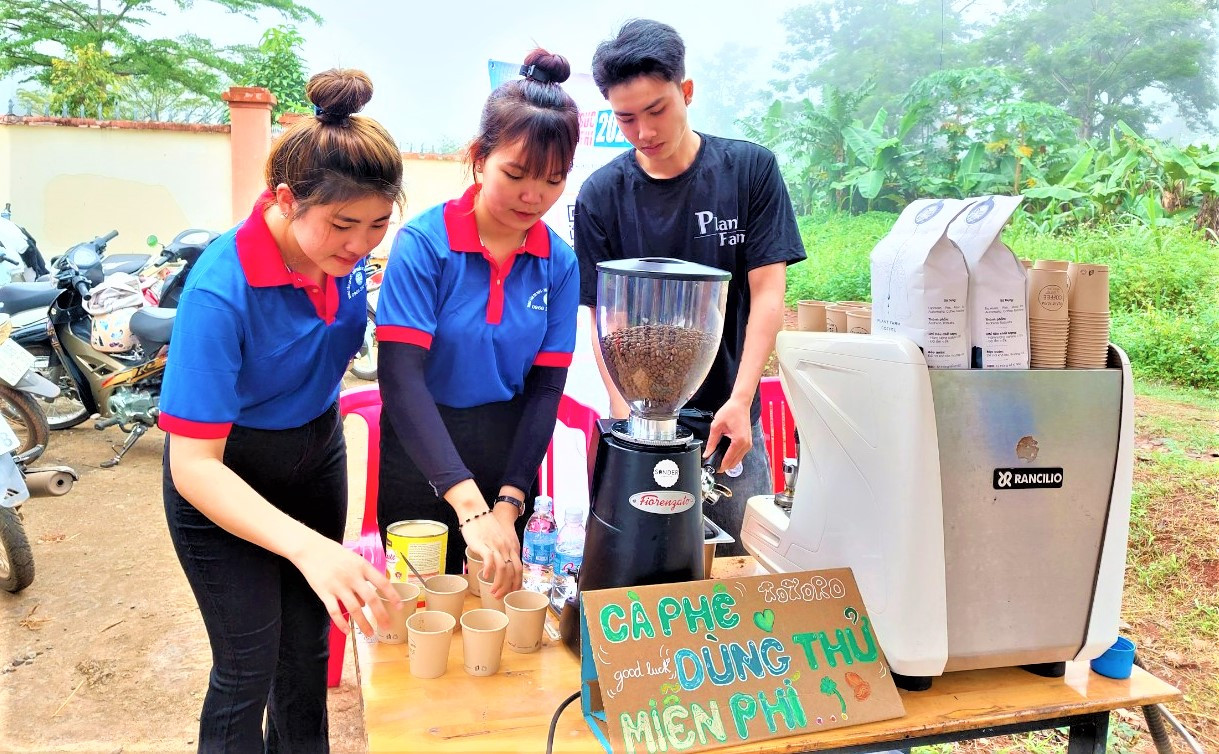 Cà phê được phục vụ miễn phí tại điểm thi ở thị xã Buôn Hồ Cà phê được phục vụ miễn phí tại điểm thi ở thị xã Buôn Hồ