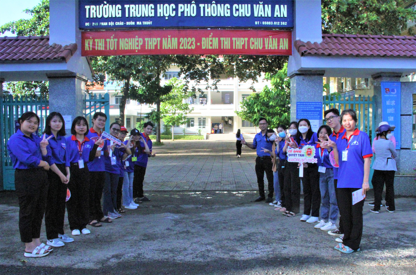 Các tình nguyện viên tại điểm thi THPT Chu Văn An Các tình nguyện viên tại điểm thi THPT Chu Văn An