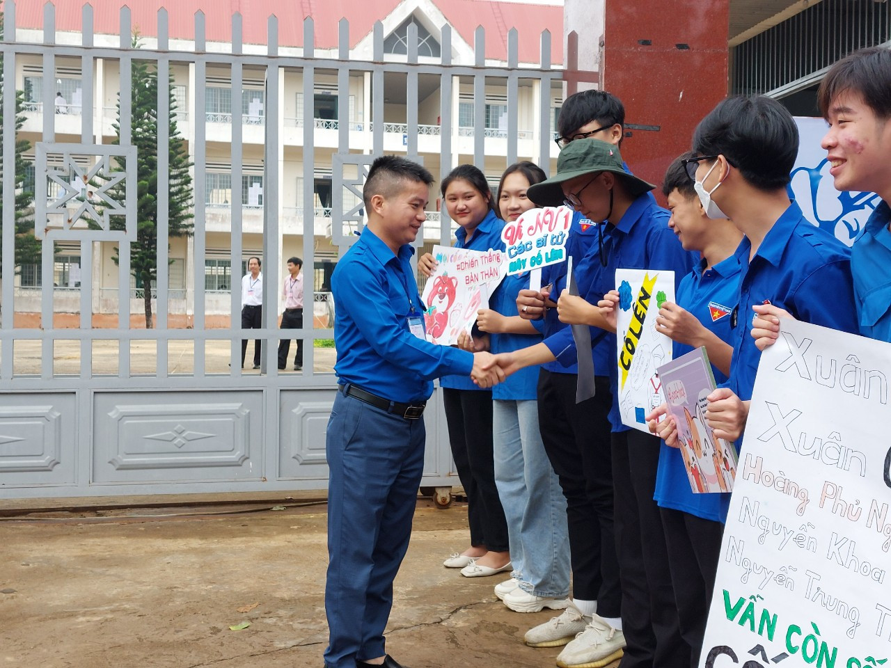 Anh Trần Doãn Tới- Phó Bí thư Tỉnh Đoàn Đắk Lắk, động viên thí sinh và tình nguyện viên Anh Trần Doãn Tới- Phó Bí thư Tỉnh Đoàn Đắk Lắk, động viên thí sinh và tình nguyện viên