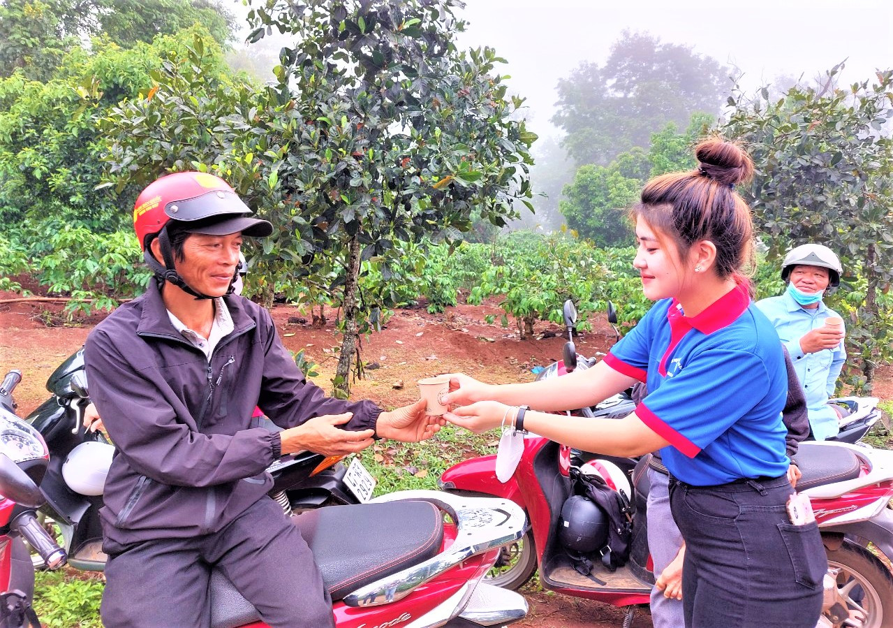 Tình nguyện viên mời phụ huynh dùng cà phê trong thời gian chờ con thi Tình nguyện viên mời phụ huynh dùng cà phê trong thời gian chờ con thi