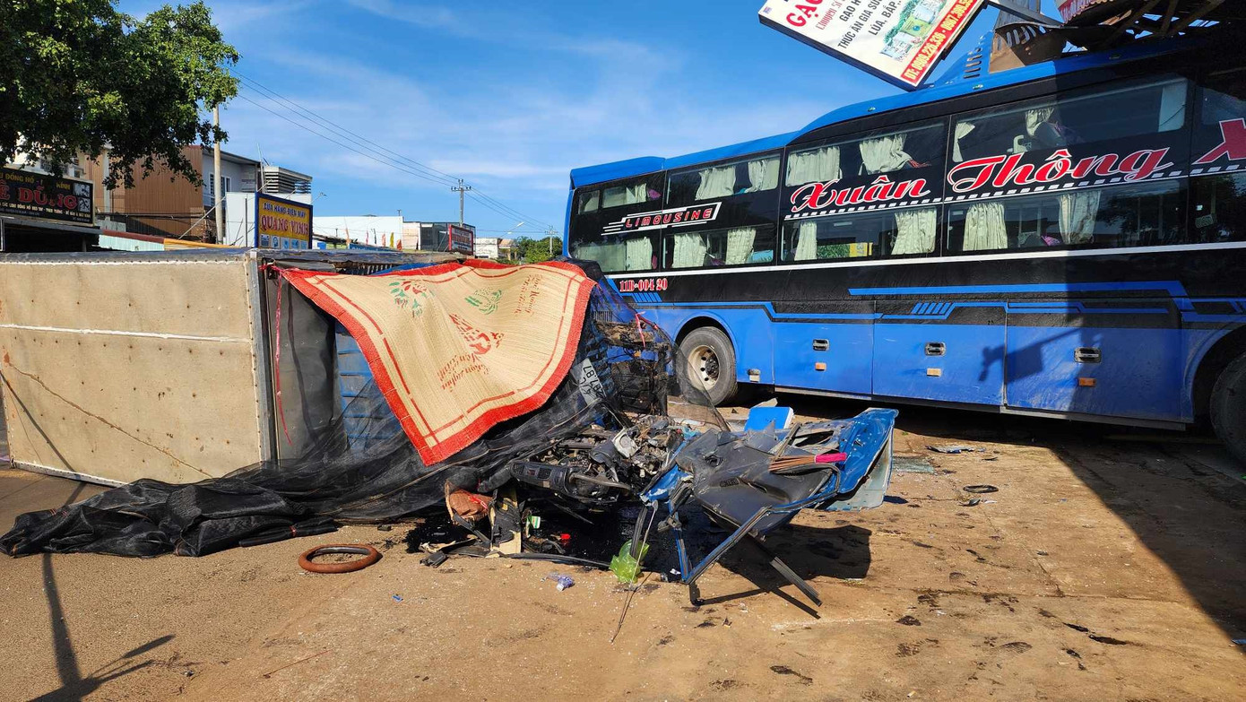 Chiếc xe tải bị tông bẹp dúm