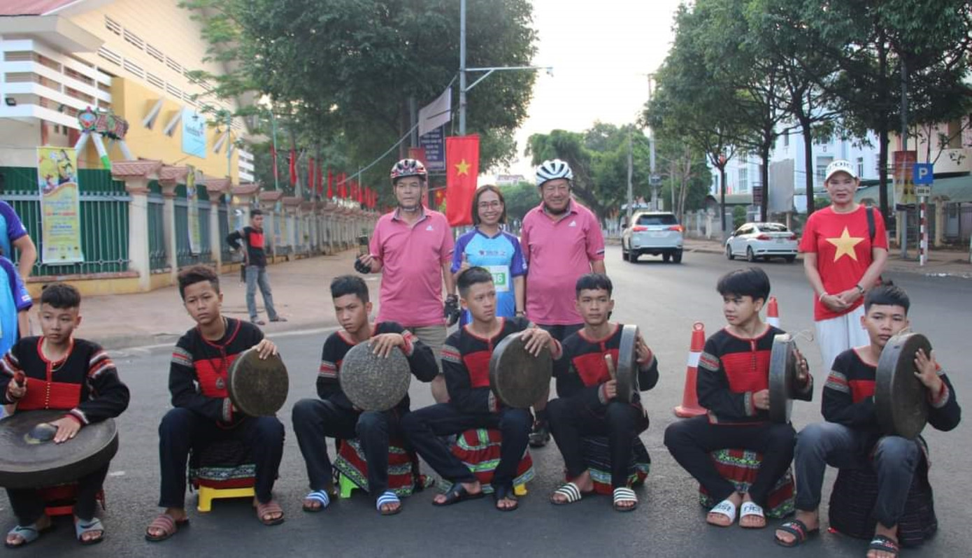 Tiếng cồng chiêng cổ vũ tinh thần các vận động viên Tiếng cồng chiêng cổ vũ tinh thần các vận động viên
