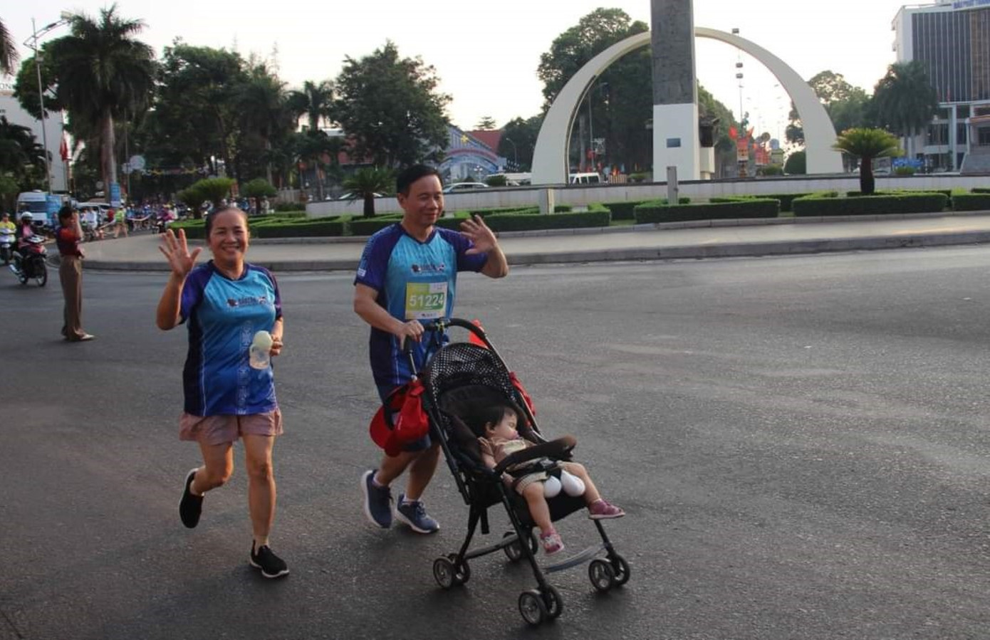 Các vận động viên chạy qua Ngã Sáu Buôn Ma Thuột Các vận động viên chạy qua Ngã Sáu Buôn Ma Thuột