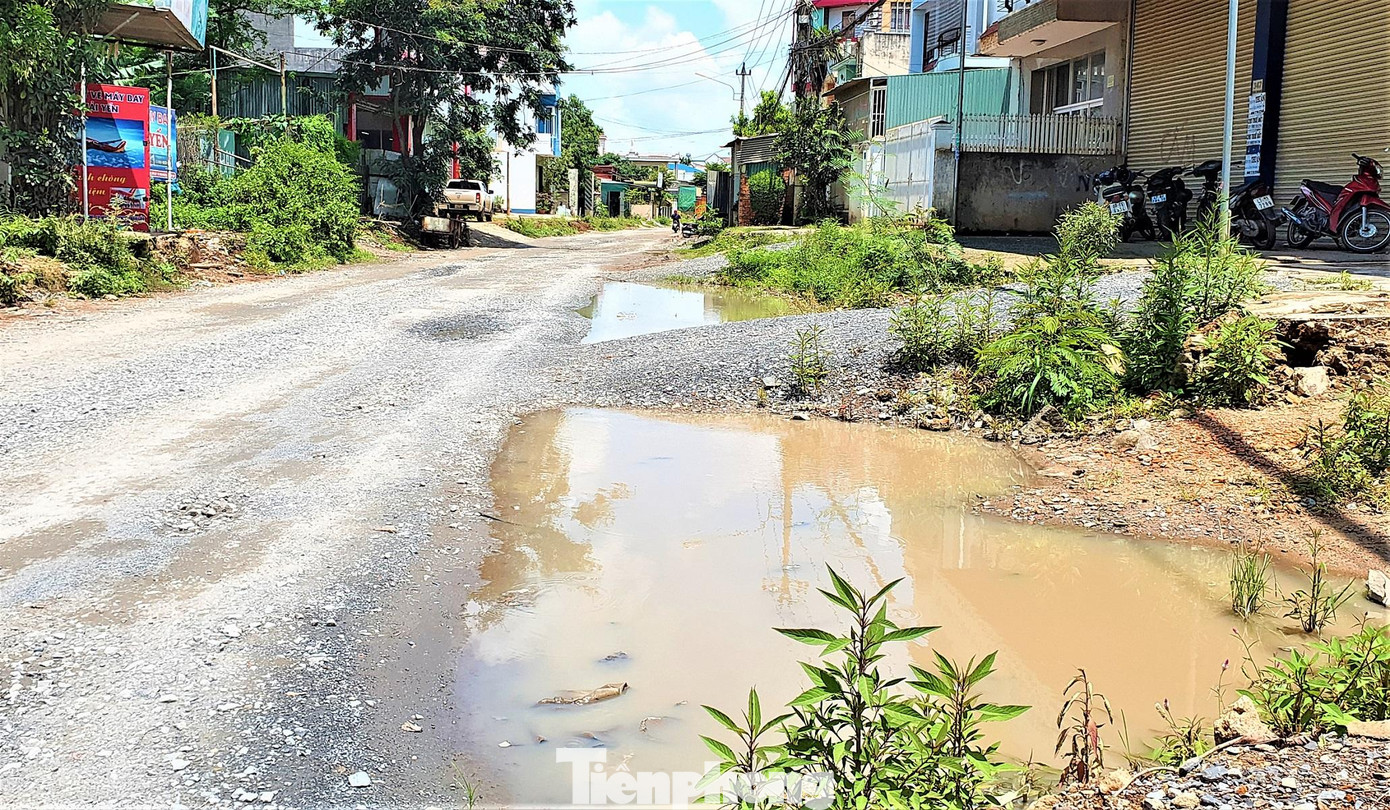 Cụ thể, UBND TP.Buôn Ma Thuột đang vận động các hộ dân bên đường hiến một phần đất để làm đường. Đa số hộ dân đồng ý song vẫn còn số ít chưa đồng thuận nên chính quyền tiếp tục vận động.