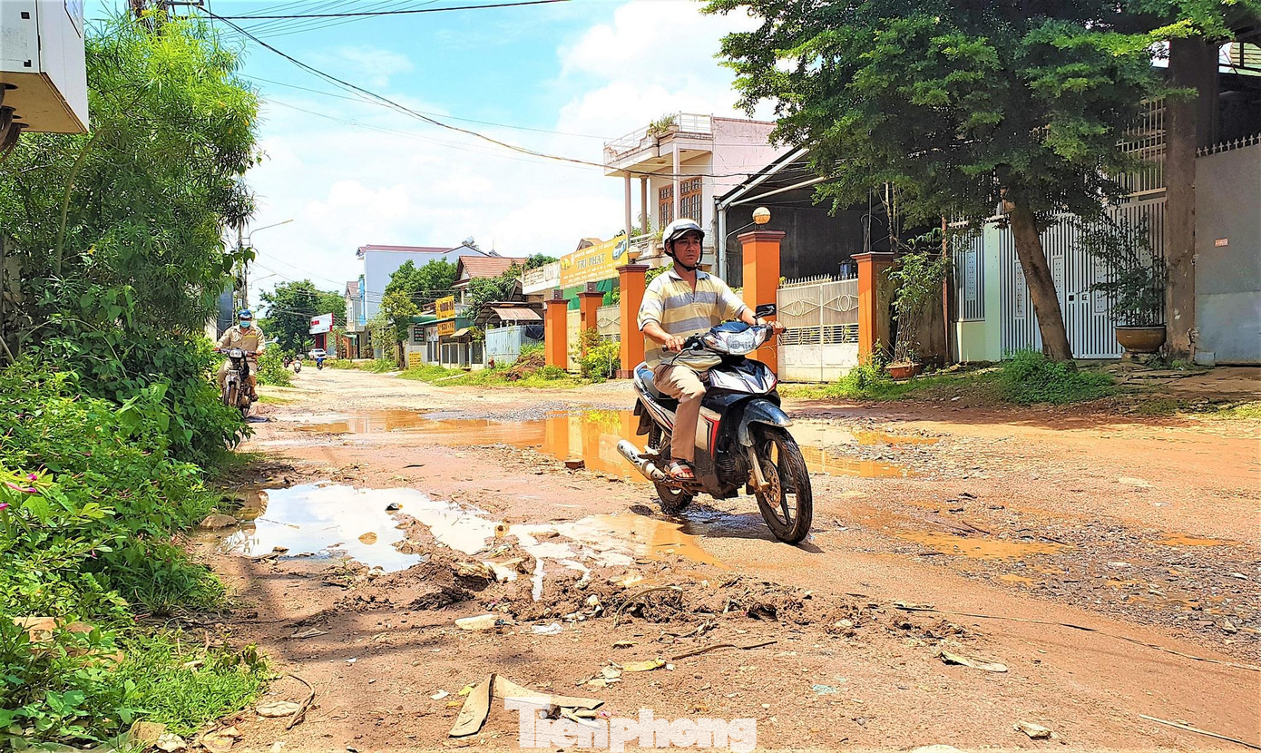Ngoài ra, quá trình thi công phát hiện, dưới lòng đường Hùng Vương có 2 hệ thống cấp nước và nhiều vị trí trên tuyến đường còn bị vướng hệ thống cấp điện sinh hoạt cần phải di dời song chưa có vỉa hè (việc làm vỉa hè nằm ở giai đoạn 2 của dự án). Do đó, Sở Xây dựng đề xuất tạm dừng thi công dự án và được UBND tỉnh chấp thuận vào ngày 25/1/2022.