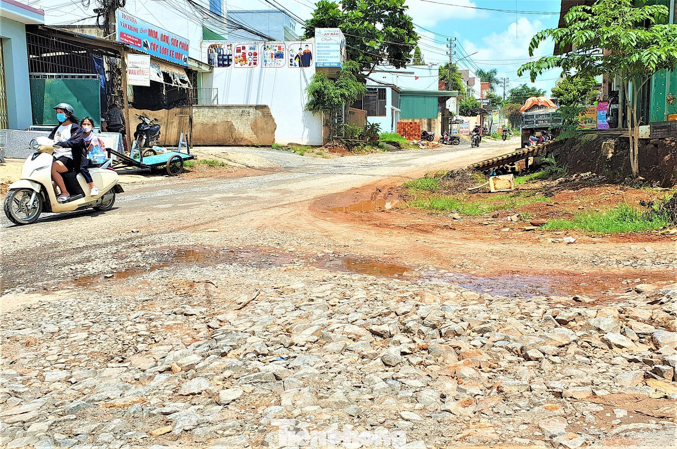 Tuy nhiên, khi bắt tay thực hiện, dự án gặp nhiều vướng mắc phải tạm dừng thi công. Theo UBND TP.Buôn Ma Thuột, dự án đang bị vướng khâu giải phóng mặt bằng và hạ tầng kỹ thuật dưới lòng đường.