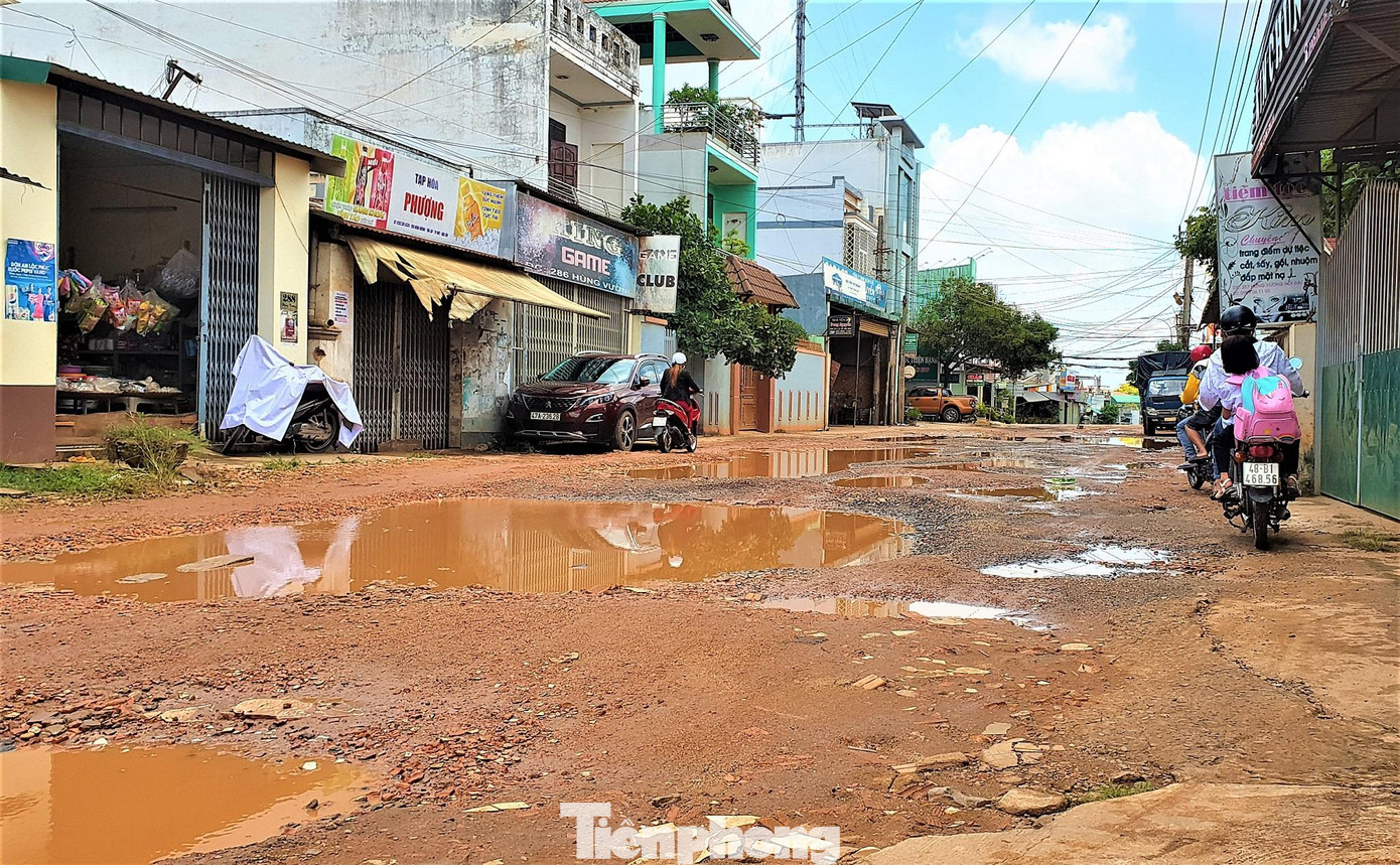 Sở Xây dựng, UBND TP.Buôn Ma Thuột đã họp bàn phương án tháo gỡ các vướng mắc, tồn tại trên để “khai thông” dự án nhưng gần 5 tháng kể từ ngày có quyết định tạm dừng thi công đến nay vẫn chưa triển khai lại. Hằng ngày người dân đi lại con đường này đối mặt với nhiều hiểm nguy rình rập.