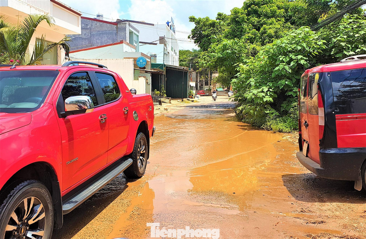 Một người dân sống trước mặt đường Hùng Vương, cho hay, khi có dự án nâng cấp đường người rất mừng. Nhưng dự án thi công được thời gian lại dừng gây khó khăn cho người tham gia giao thông. Ngày nắng, bụi đất bay mịt mù. Khi mưa đến đường biến thành ao, ngập trong nước. Nhiều trường hợp đi đường té ngã, nguy hiểm.