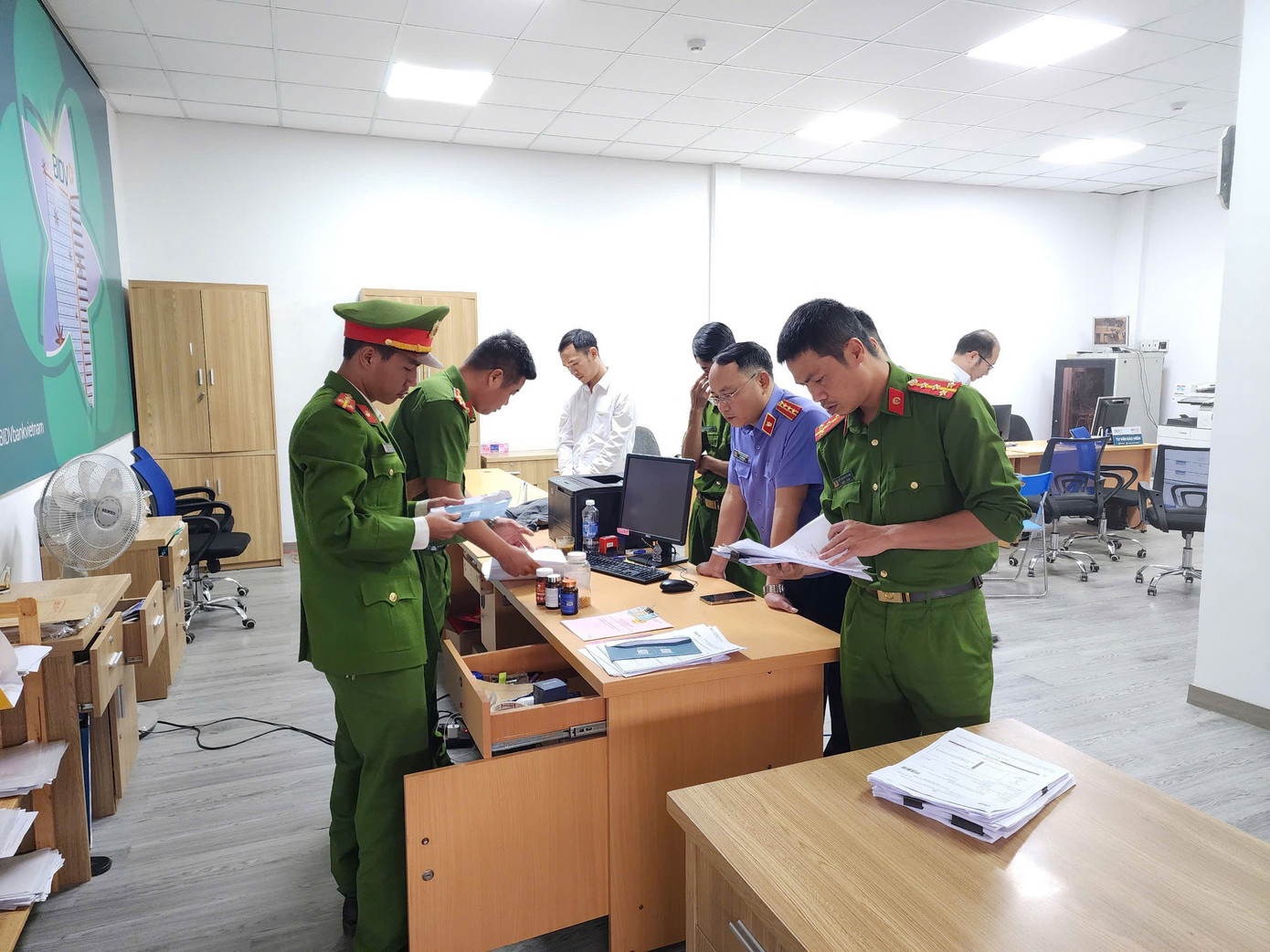 Cơ quan chức năng khám xét nơi làm việc của Tuyển