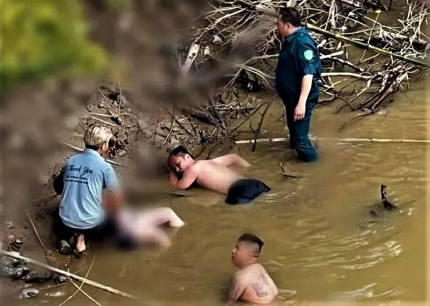 Nam thanh niên kiệt sức sau khi bơi ra dòng nước dữ cứu người