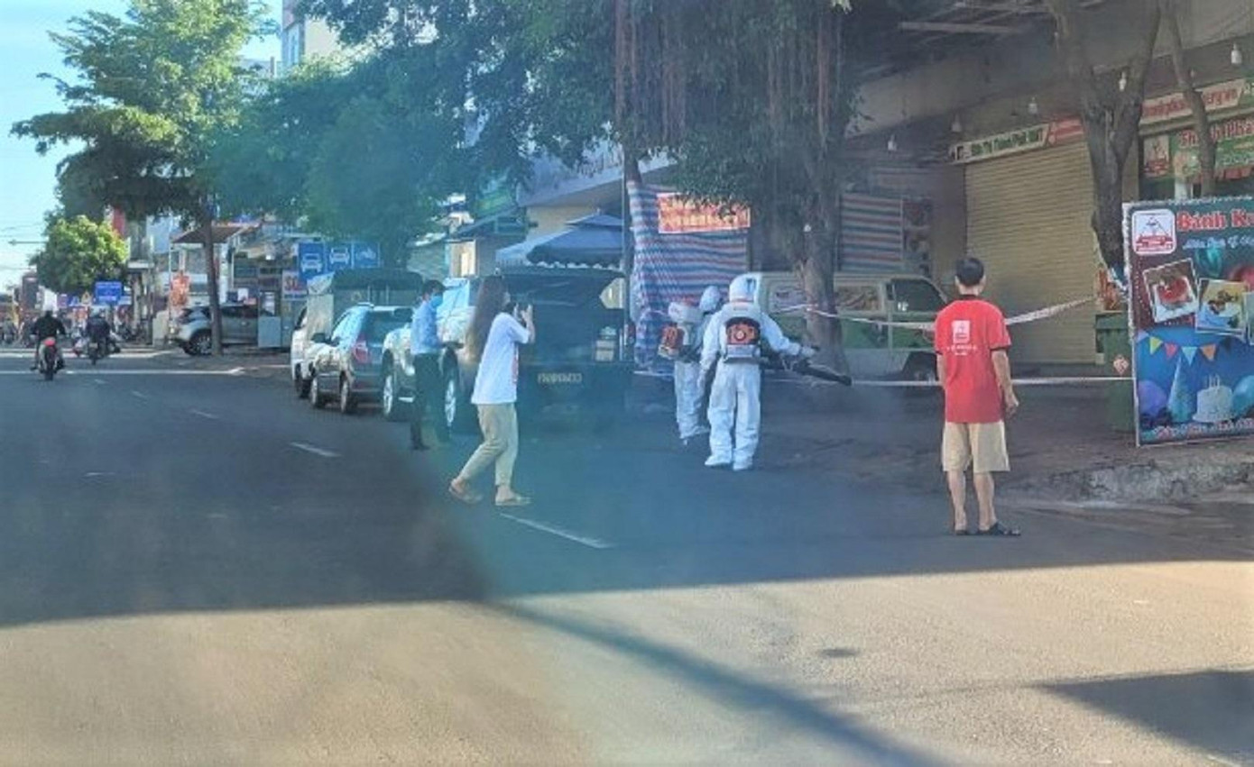 Lực lượng y tế phun khử khuẩn những khu vực lấy mẫu xét nghiệm