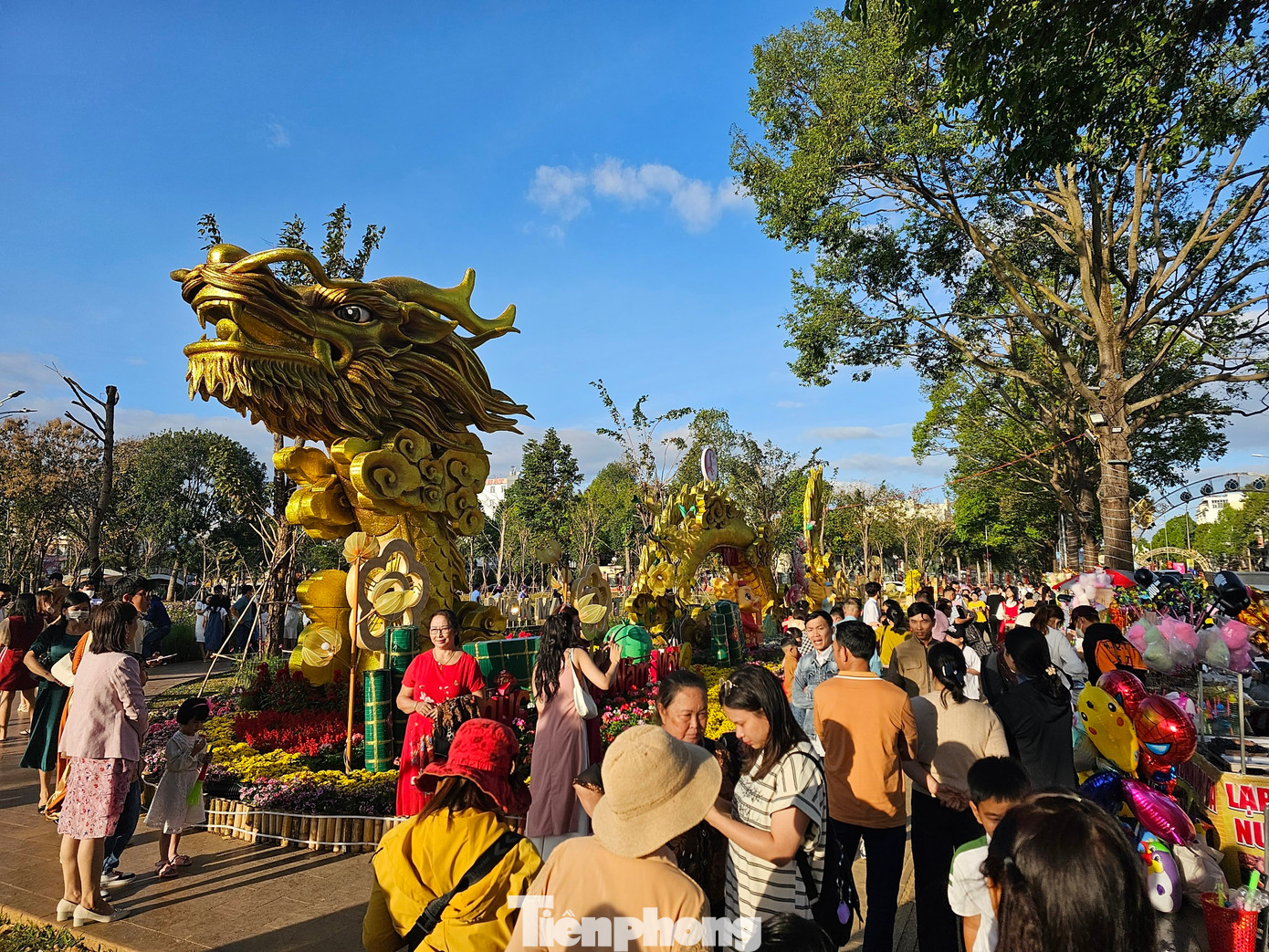 Rất đông du khách đến chụp ảnh lưu niệm với linh vật rồng tại Hoa viên TP Buôn Ma Thuột