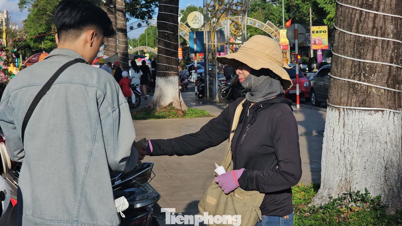 Người phụ nữ dúi vé xe vào du khách