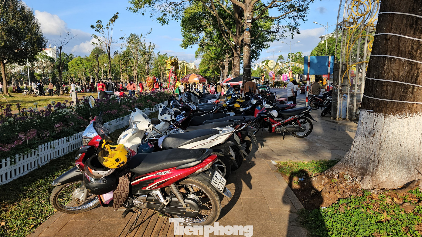 Du khách để xe trên vỉa hè thì bất ngờ có người tới ghi số, thu tiền