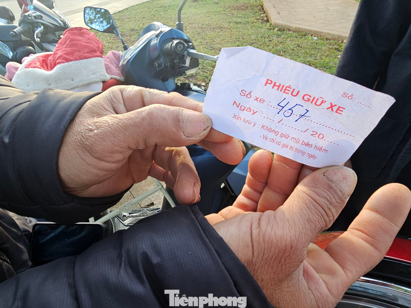 Vé xe không ghi đơn vị phát hành, ngày tháng năm