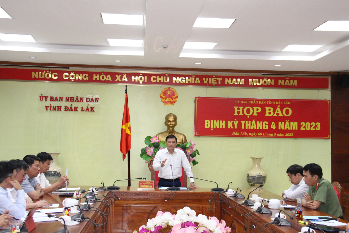 Ông Nguyễn Tuấn Hà - Phó chủ tịch UBND tỉnh Đắk Lắk, chủ trì cuộc họp báo.