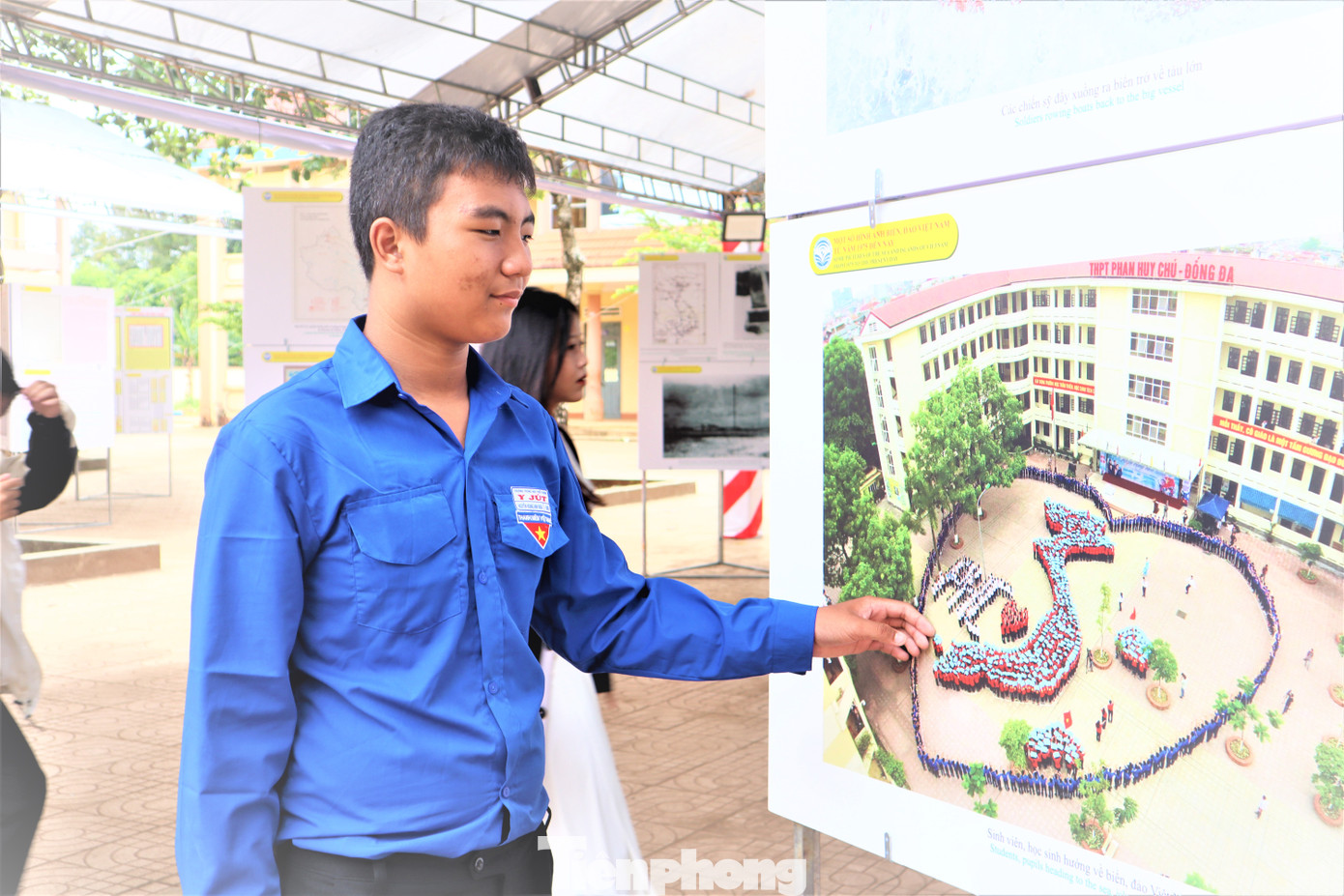 Em Nguyễn Hoàng Anh Khoa ngắm tư liệu triển lãm về Hoàng Sa, Trường Sa Em Nguyễn Hoàng Anh Khoa ngắm tư liệu triển lãm về Hoàng Sa, Trường Sa