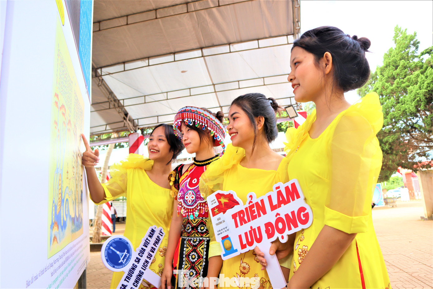 Các em học sinh Trường THPT Y Jut xem các tư liệu về Hoàng Sa, Trường Sa Các em học sinh Trường THPT Y Jut xem các tư liệu về Hoàng Sa, Trường Sa