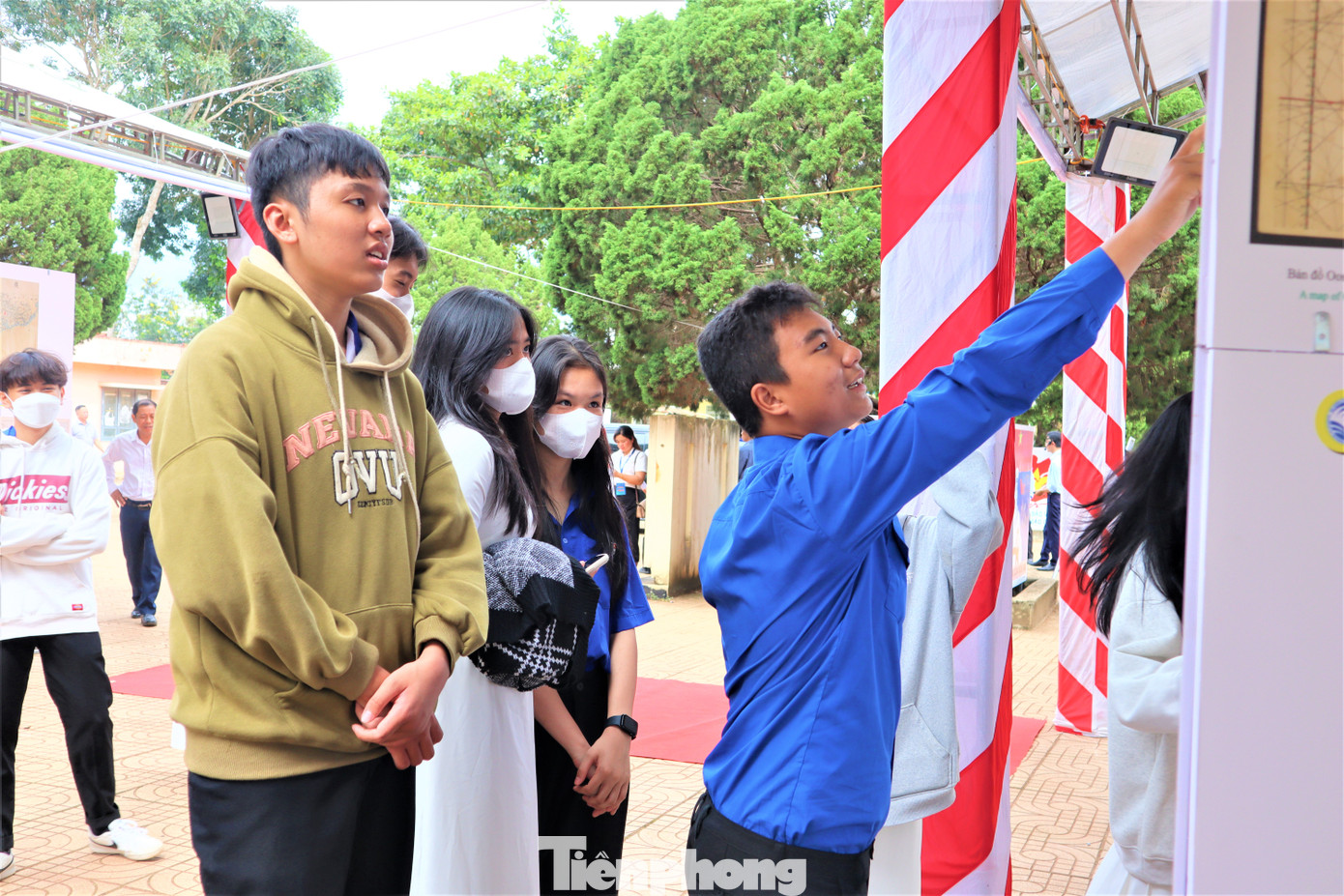 Học sinh Trường THPT Y Jut hào hứng xem các tư liệu về biển đảo Việt Nam Học sinh Trường THPT Y Jut hào hứng xem các tư liệu về biển đảo Việt Nam