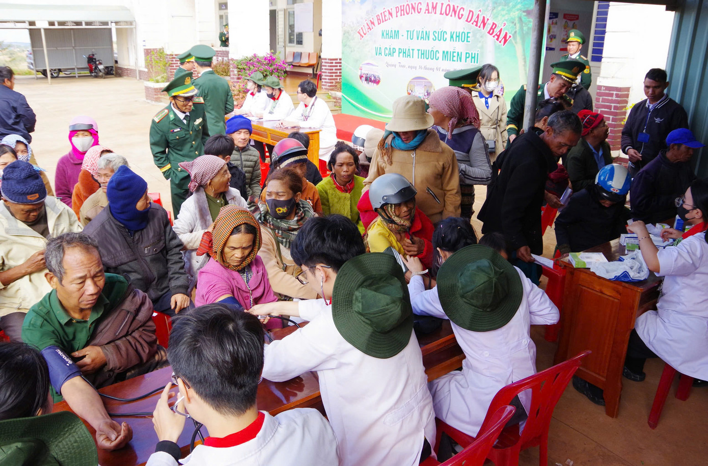 Bà con được khám, phát thuốc miễn phí. Bà con được khám, phát thuốc miễn phí.