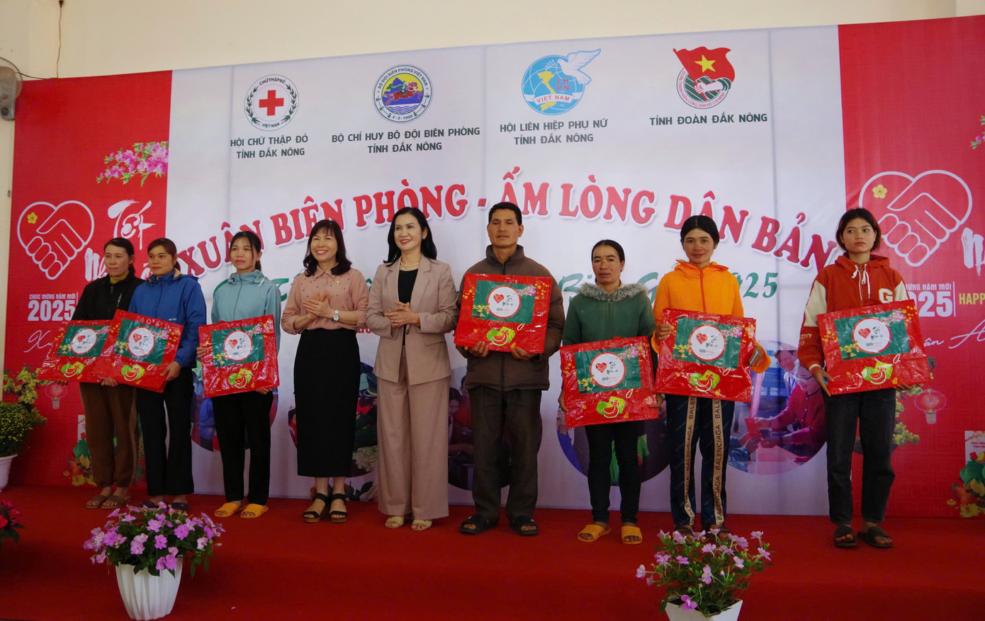 Bà con biên giới vui mừng khi được nhận quà trước thềm năm mới Bà con biên giới vui mừng khi được nhận quà trước thềm năm mới