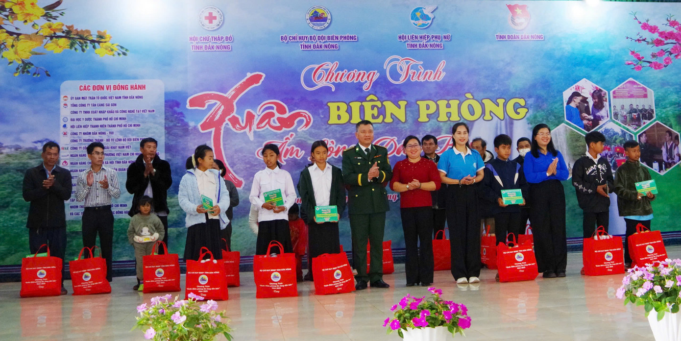 Ban tổ chức tặng quà cho các em học sinh Ban tổ chức tặng quà cho các em học sinh