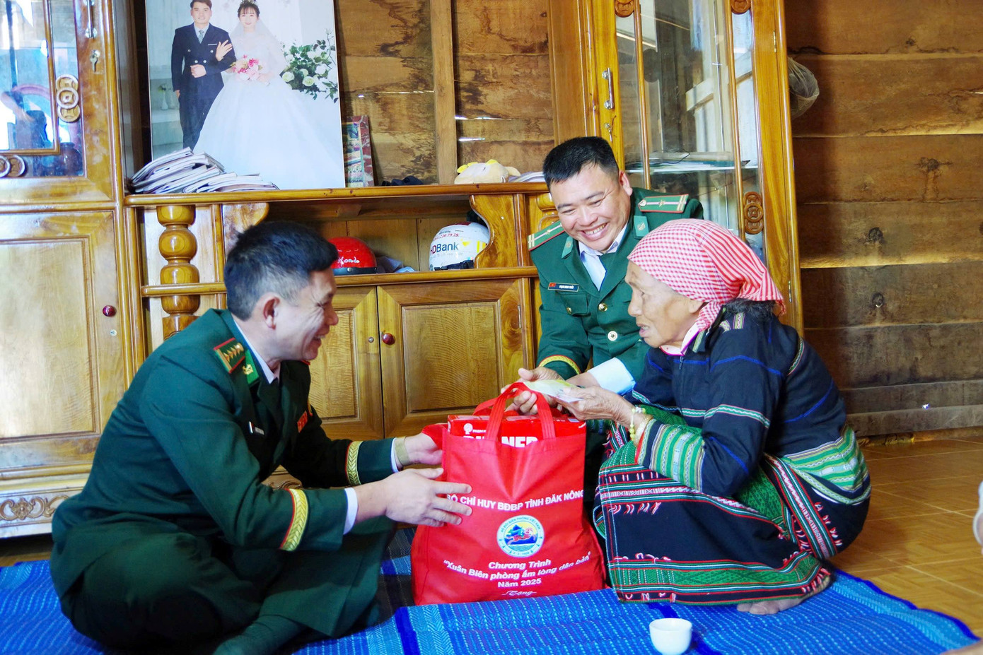 Đại diện Bộ đội Biên phòng tỉnh Đắk Nông tặng quà cho người dân Đại diện Bộ đội Biên phòng tỉnh Đắk Nông tặng quà cho người dân