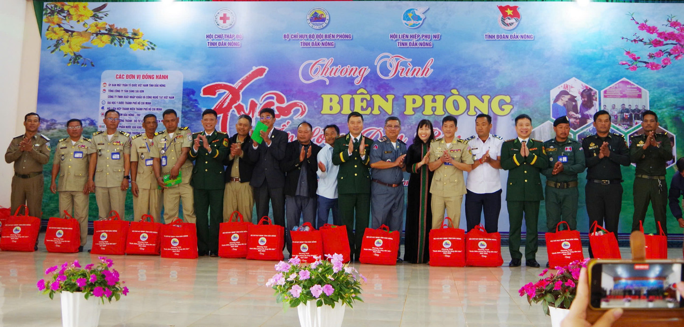 Ban tổ chức tặng quà lực lượng bảo vệ biên giới tỉnh Mondulkiri, Campuchia. Ban tổ chức tặng quà lực lượng bảo vệ biên giới tỉnh Mondulkiri, Campuchia.