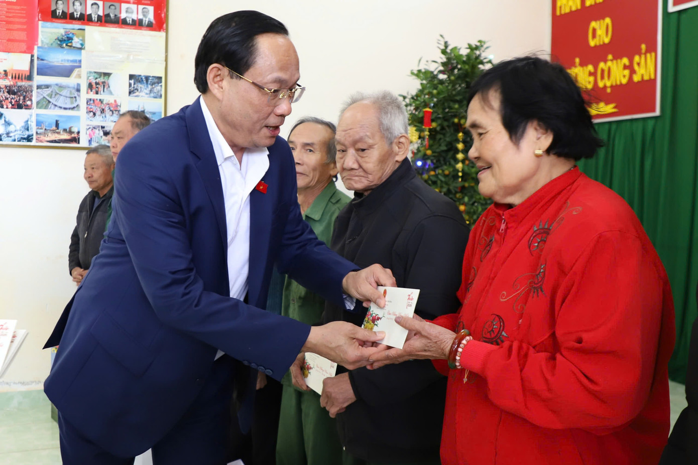 Phó Chủ tịch Quốc hội Trần Quang Phương trao quà cho bà con biên giới. Ảnh: Dương Phong