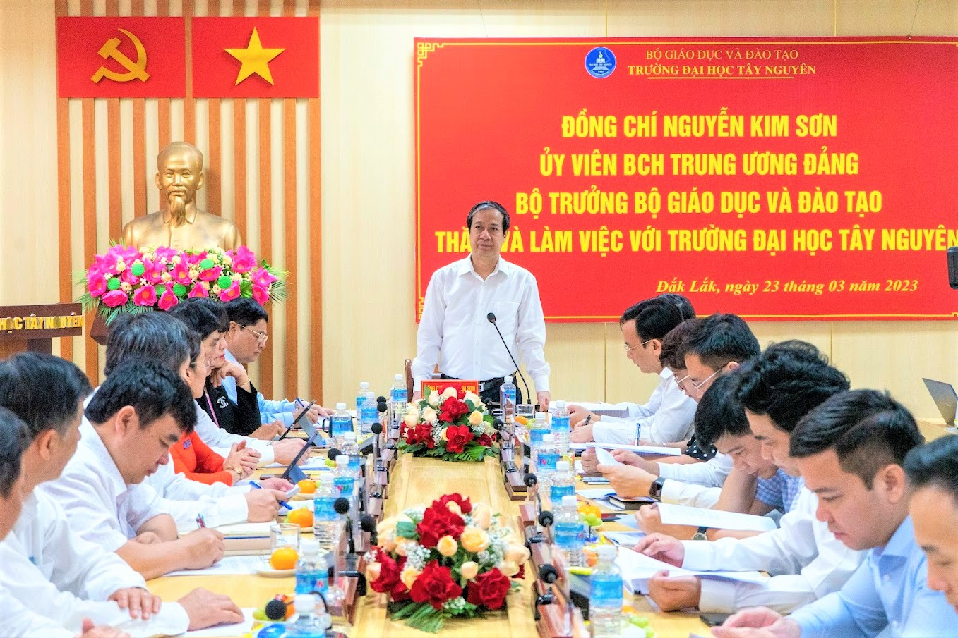 Bộ trưởng Nguyễn Kim Sơn làm việc tại Trường ĐHTN Bộ trưởng Nguyễn Kim Sơn làm việc tại Trường ĐHTN