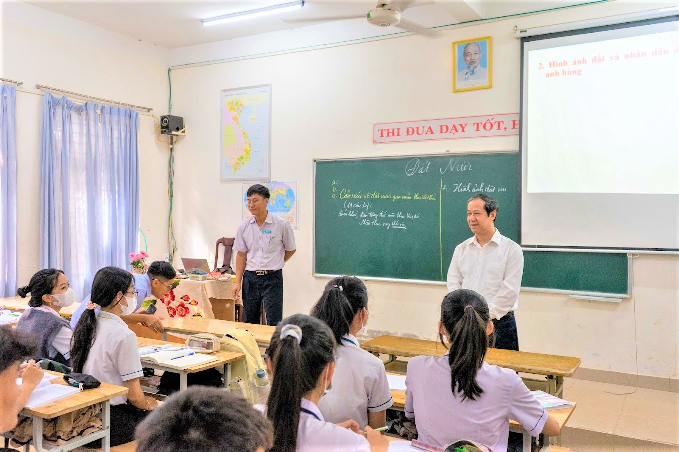 Bộ trưởng Nguyễn Kim Sơn (bên phải) thăm nơi đào tạo của Trường ĐHTN Bộ trưởng Nguyễn Kim Sơn (bên phải) thăm nơi đào tạo của Trường ĐHTN