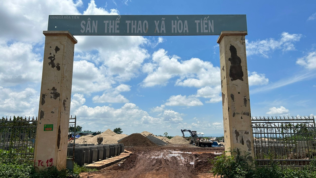 Đắk Lắk: Nhà văn hóa, sân thể thao thành bãi tập kết vật liệu ảnh 1