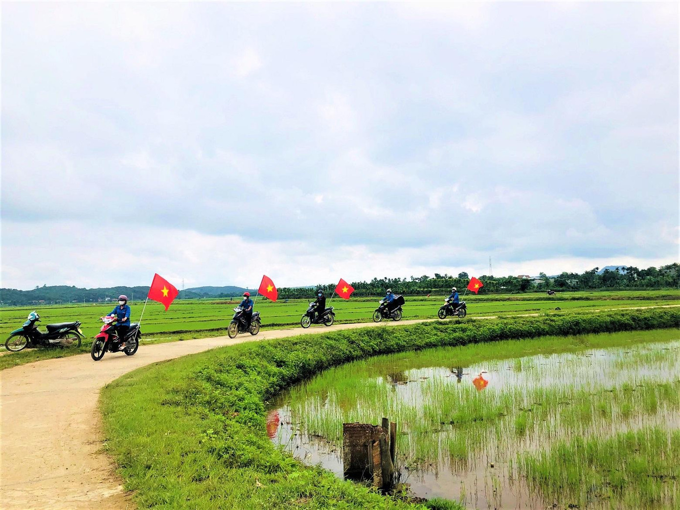 Các tình nguyện viên phát loa di động, tuyên truyền người dân cài đặt ứng dụng Bluezone Các tình nguyện viên phát loa di động, tuyên truyền người dân cài đặt ứng dụng Bluezone