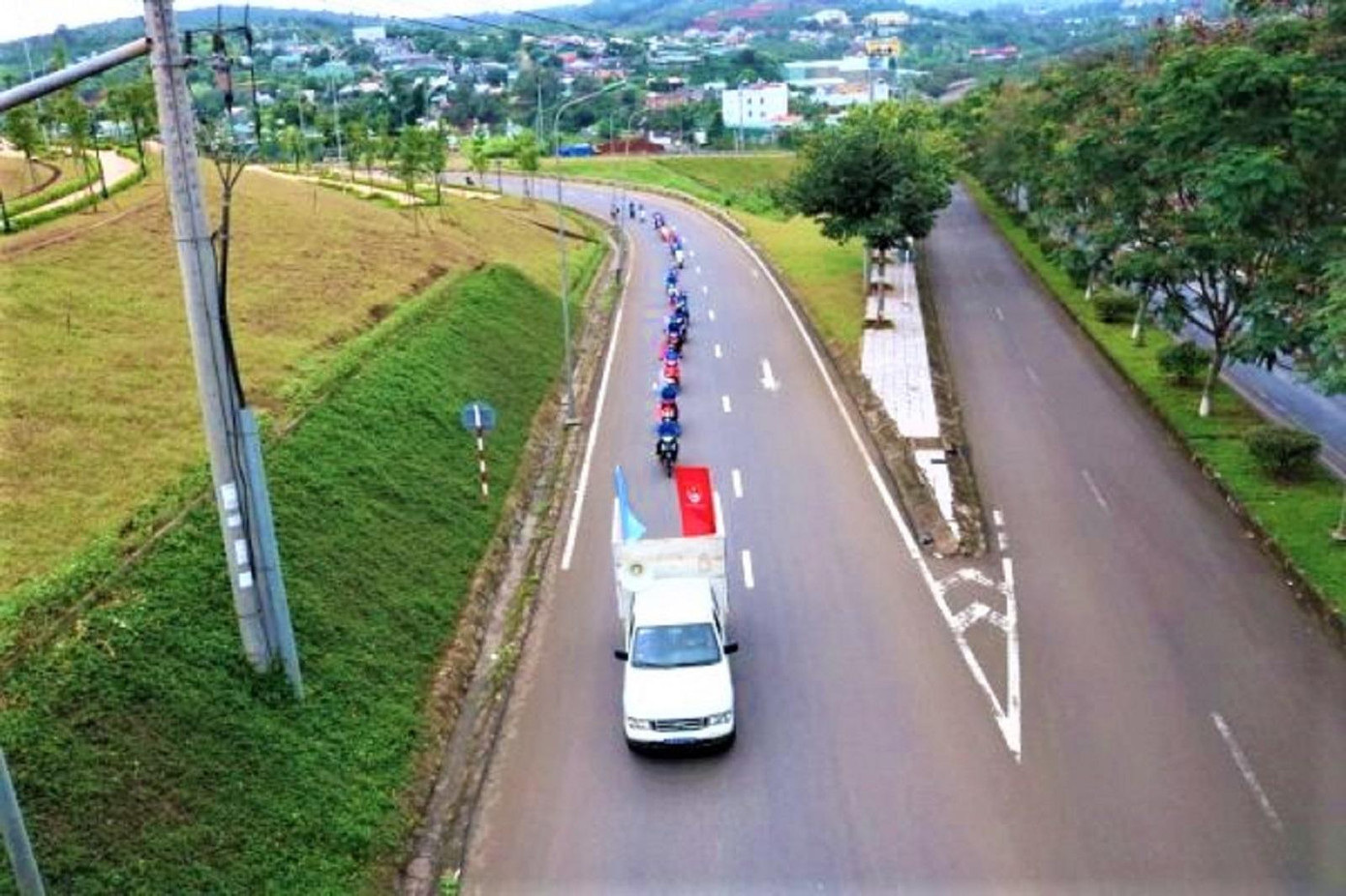 Ngay sau lễ phát động, các tổ chức đoàn trực thuộc đồng loạt hưởng ứng phong trào Ngay sau lễ phát động, các tổ chức đoàn trực thuộc đồng loạt hưởng ứng phong trào