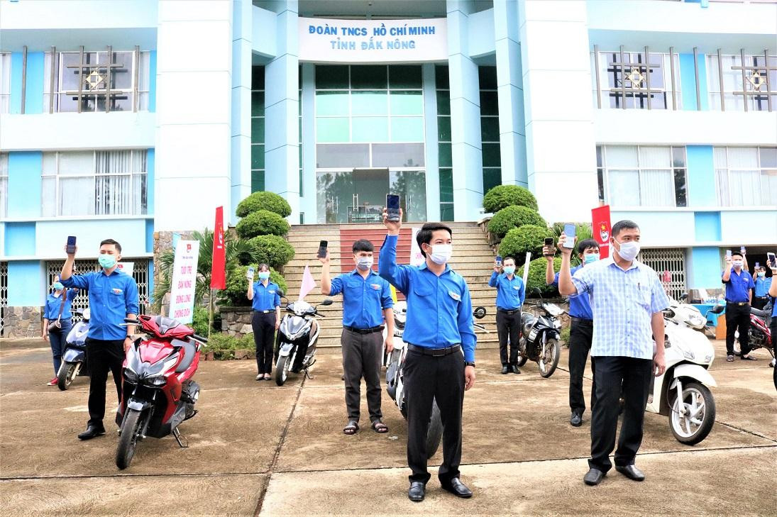 Ban Thường vụ Tỉnh đoàn phát động phong trào cài đặt ứng dụng Bluezone Ban Thường vụ Tỉnh đoàn phát động phong trào cài đặt ứng dụng Bluezone