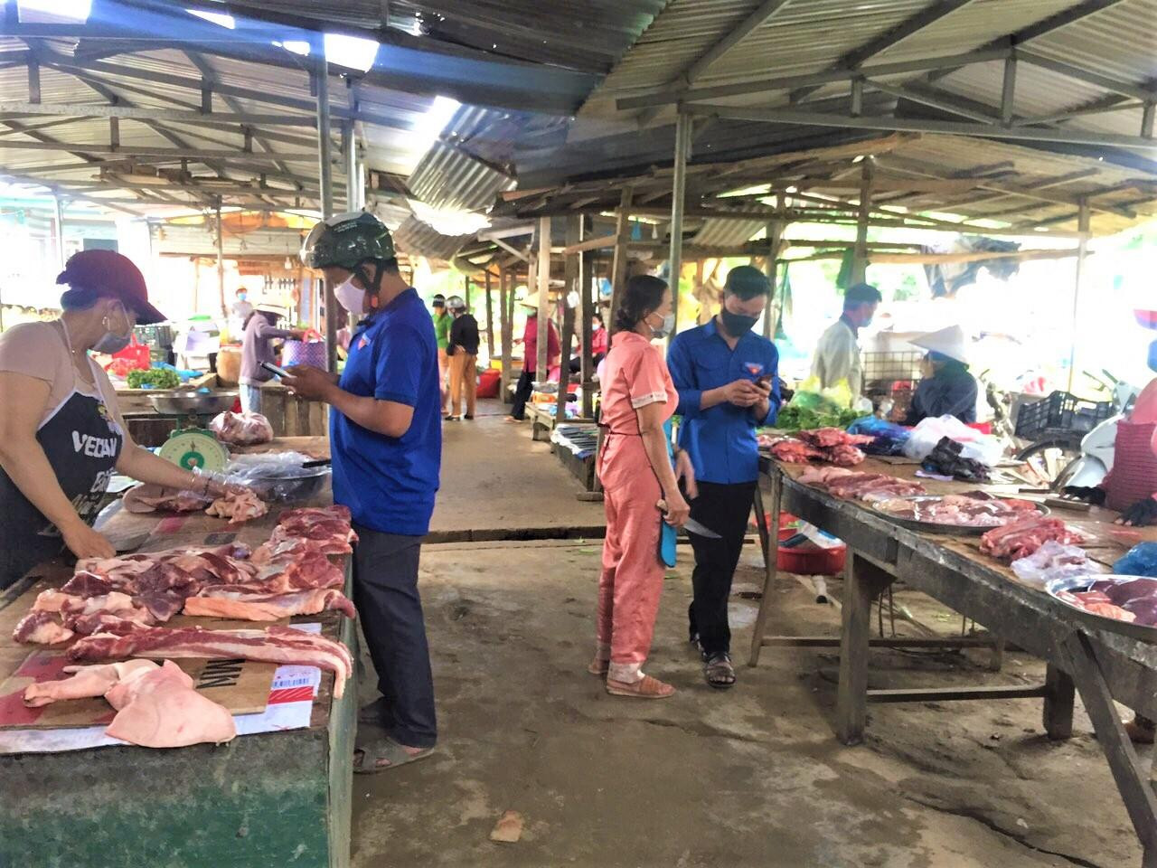 Đoàn viên, thanh niên vào khu vực chợ tuyên truyền cho các tiểu thương Đoàn viên, thanh niên vào khu vực chợ tuyên truyền cho các tiểu thương