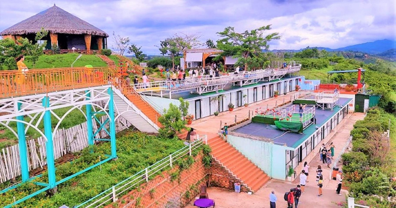 Những khối bê tông dựng lên quanh hồ Tà Đùng Những khối bê tông dựng lên quanh hồ Tà Đùng