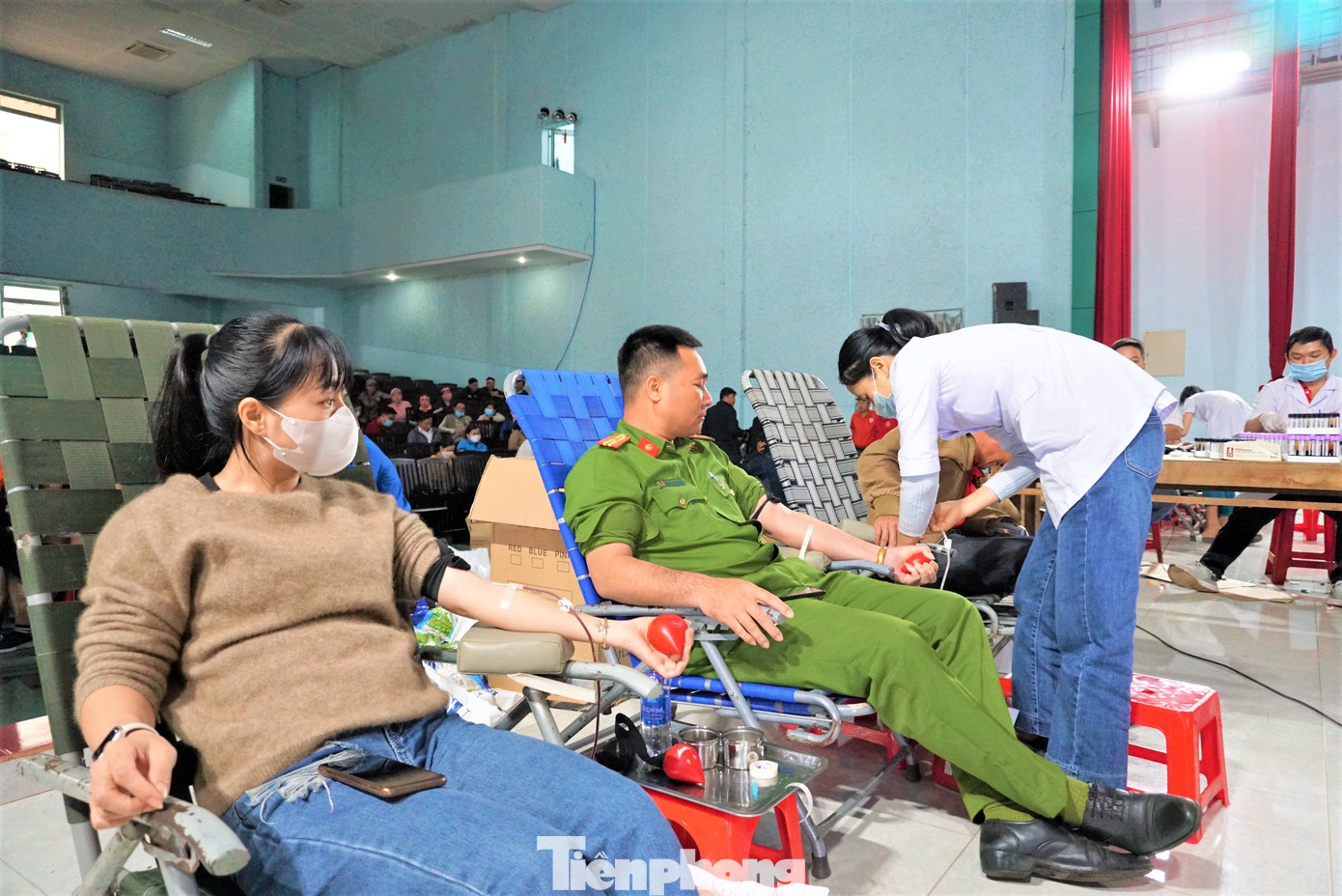 Lực lượng công an tham gia hiến máu
