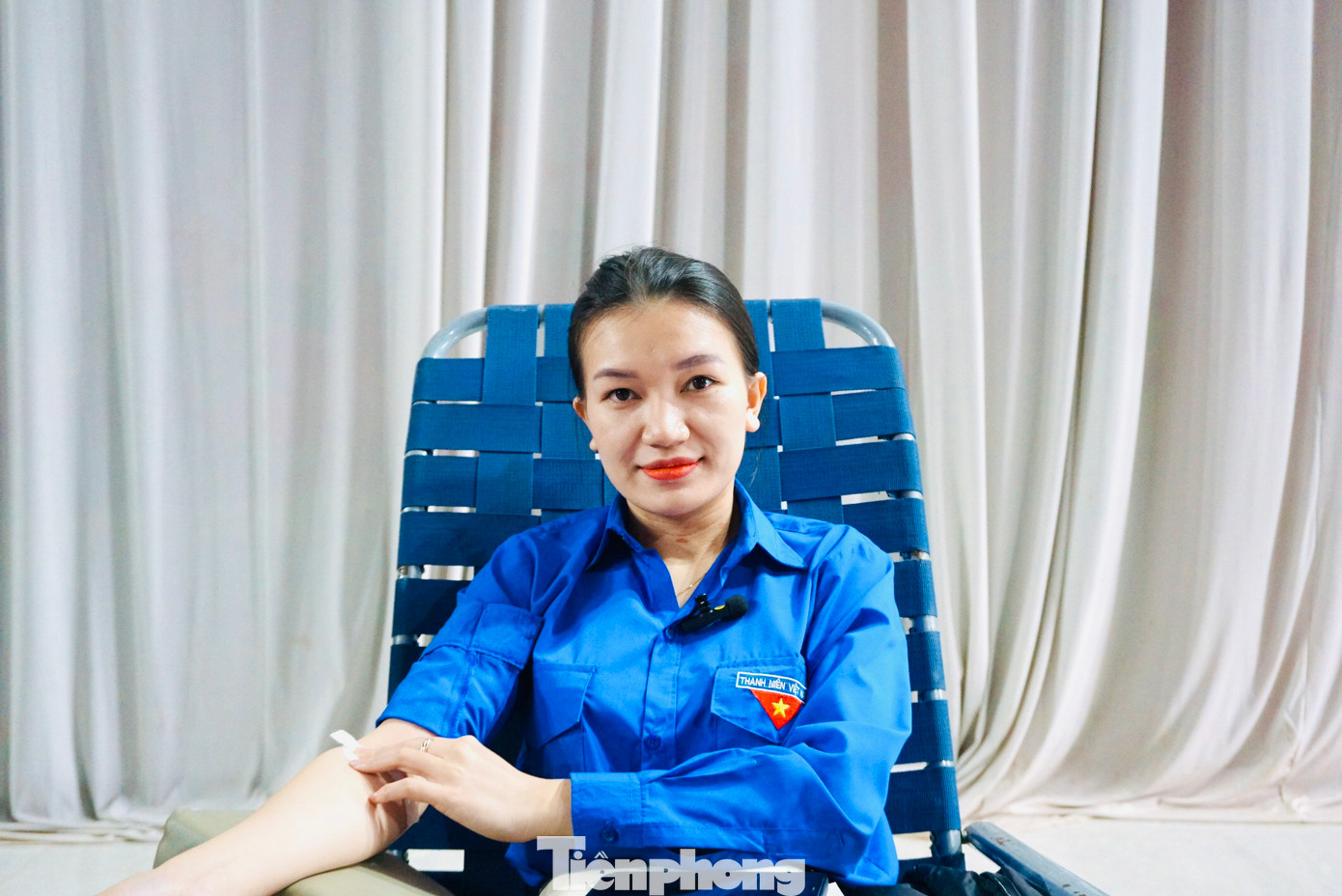 Chị Nguyễn Thanh Thảo - Bí thư Chi Đoàn thôn 4A, xã Hòa Tiến tham gia hiến máu.