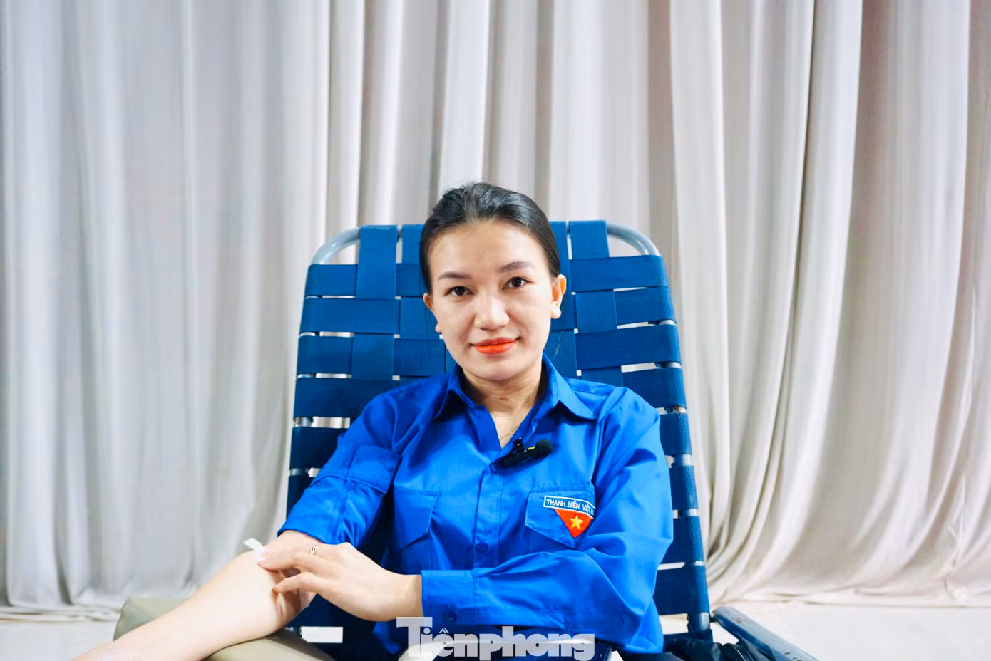 Chị Nguyễn Thanh Thảo - Bí thư Chi Đoàn thôn 4A, xã Hòa Tiến tham gia hiến máu.