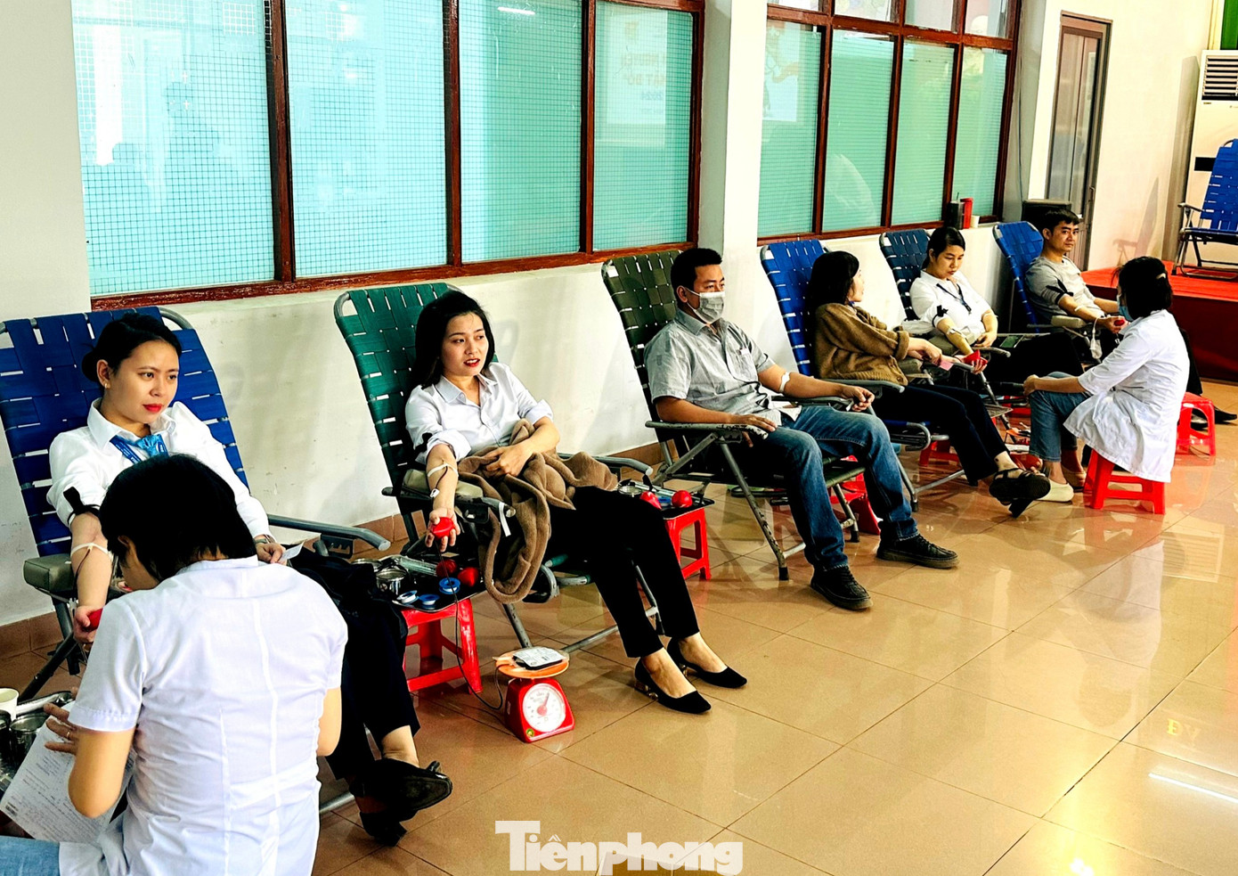 Cán bộ, nhân viên Cảng hàng không Buôn Ma Thuột tham gia hiến máu.