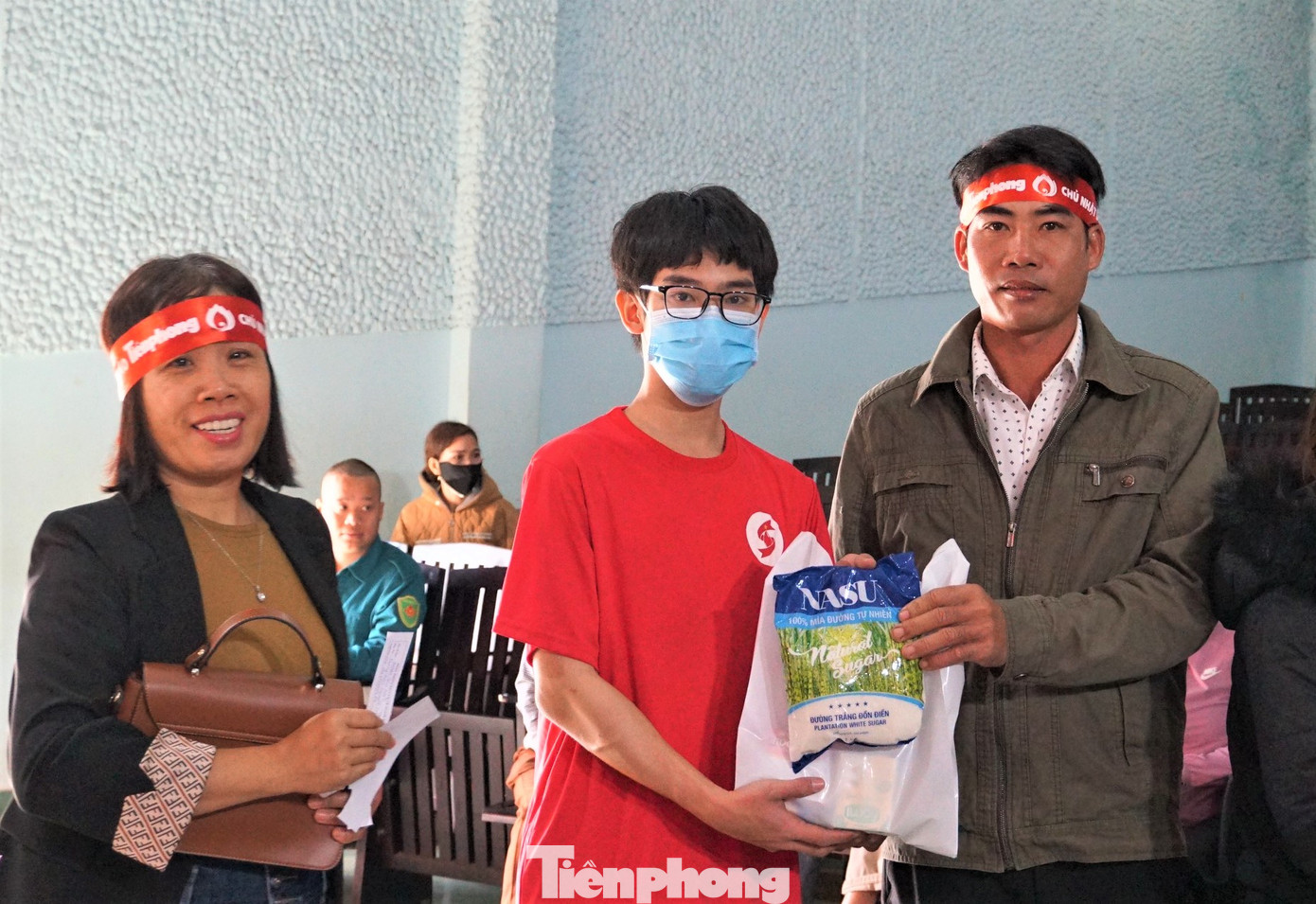 Người dân vui vẻ nhận quà từ ban tổ chức