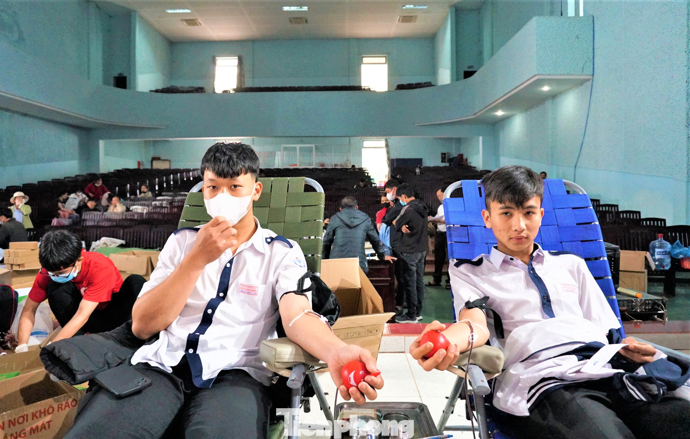 Em Thiên và Mạnh (đeo khẩu trang) cùng đi hiến máu.