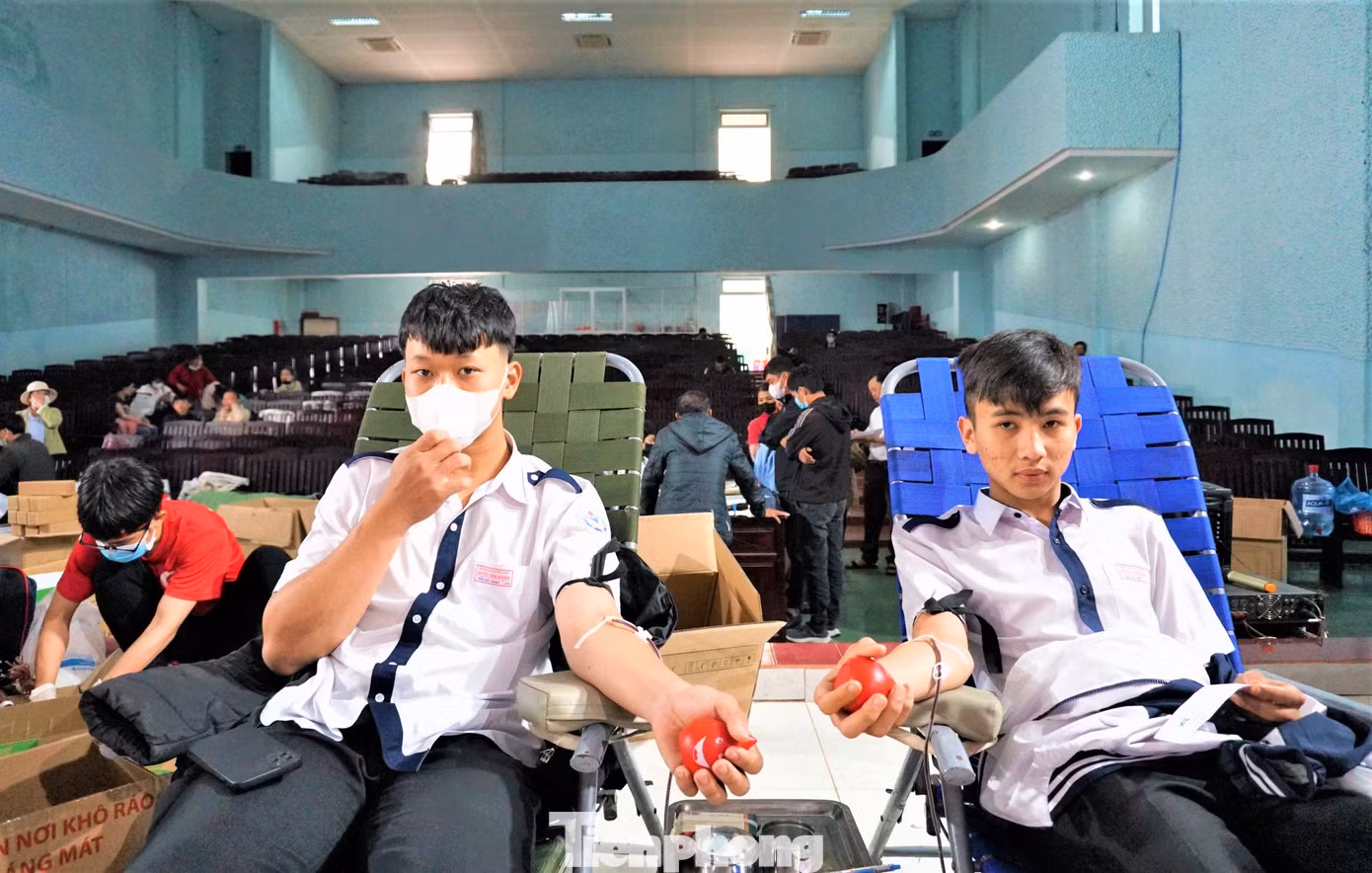 Em Thiên và Mạnh (đeo khẩu trang) cùng đi hiến máu.